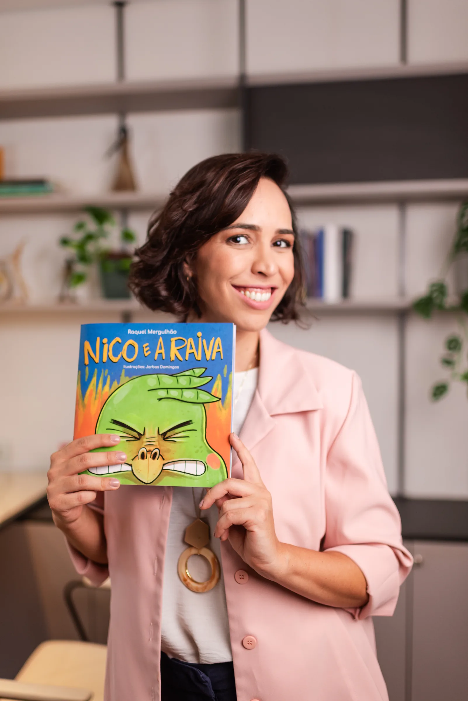 Raquel Mergulhão com o livro Nico e a Raiva